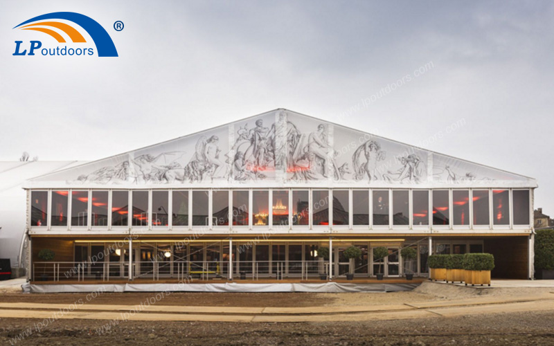 Diseñamos la carpa de marquesina Temporaru Hall de dos pisos para exteriores de Alumium para el evento de ópera